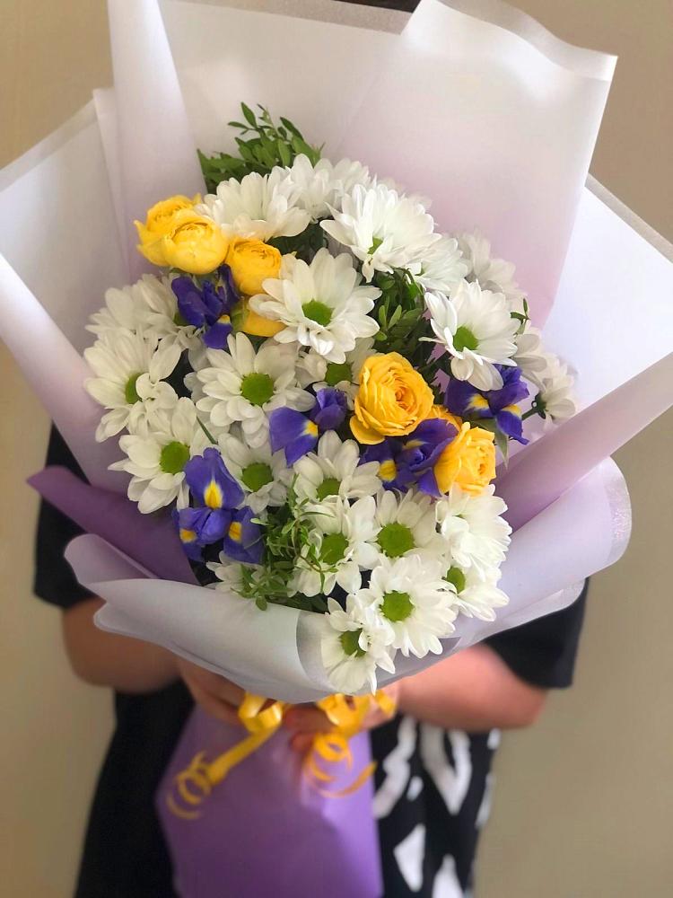 Букет цветов из: Ирисы, Хризантемы и Розы в Товарковский