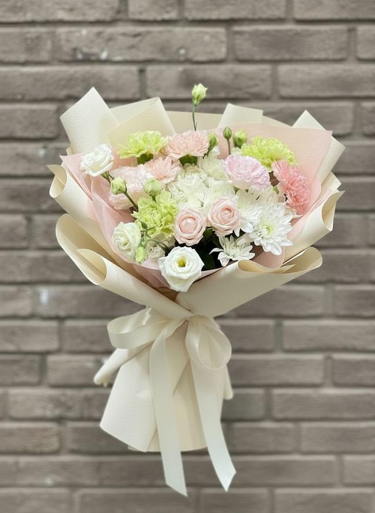 Букет цветов из: Гвоздики, Розы, Лизиантусы и Хризантемы в Товарковский