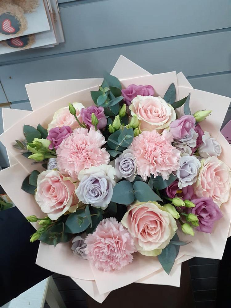 Букет цветов из: Розы, Гвоздики и Лизиантусы в Товарковский